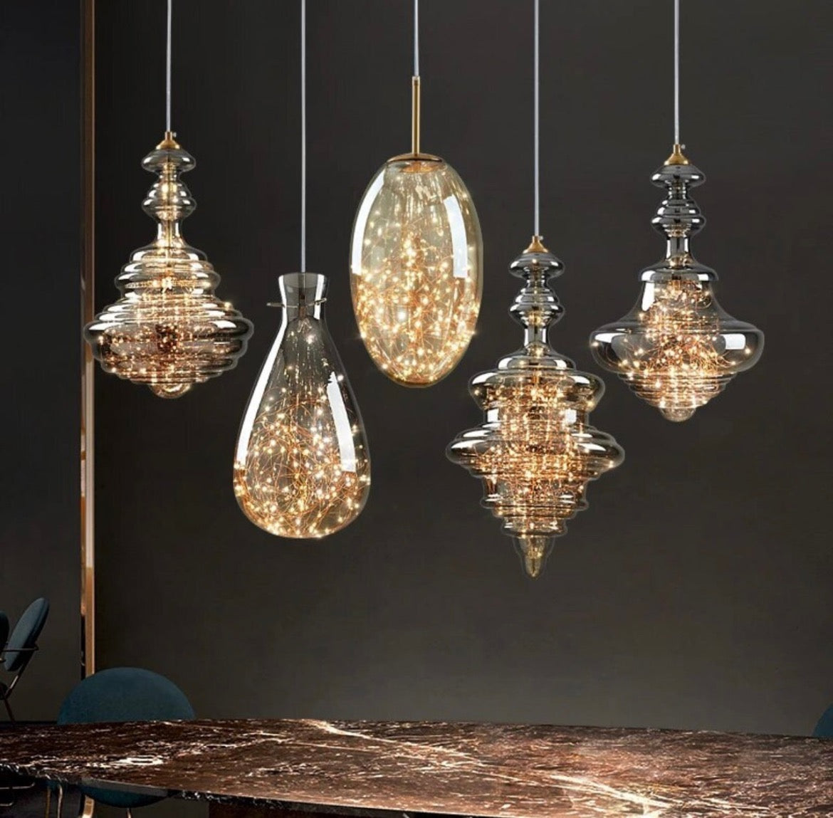 מנורת תלייה מזכוכית אורורה קופר פיירפלי תואמת לד לדים